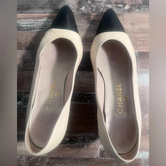 Chanel Nude and Black Toe Interlocking Logo Leather Pumps Size 8 - Picture 2 of 6